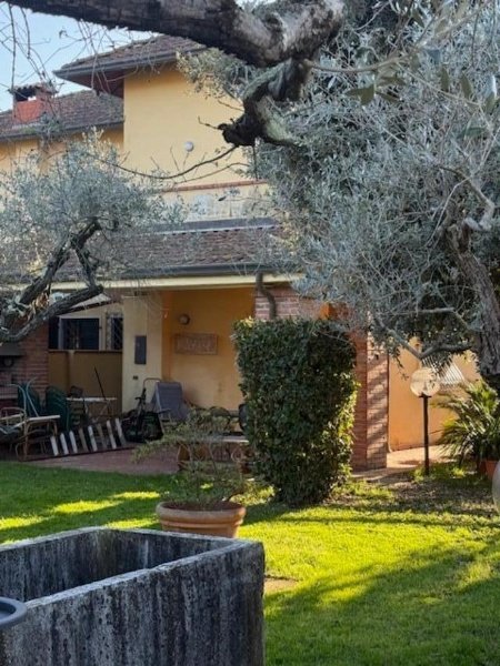 casa indipendente in vendita a Carrara in zona Avenza