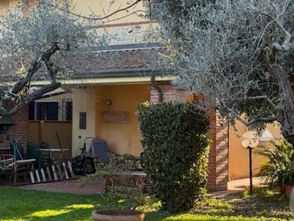 casa indipendente in vendita a Carrara in zona Avenza