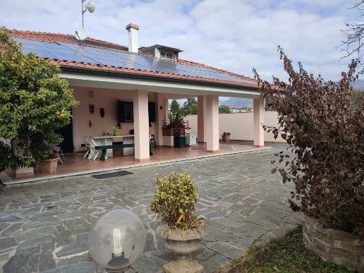 casa indipendente in vendita a Carrara in zona Marina di Carrara