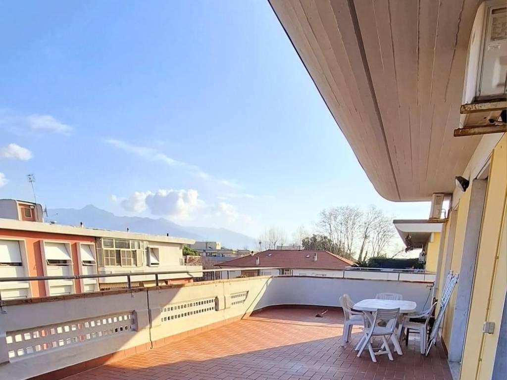 appartamento in vendita a Carrara in zona Marina di Carrara
