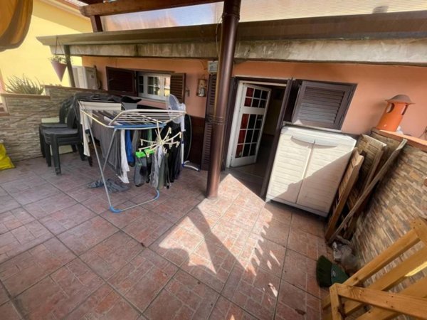 casa semindipendente in vendita a Carrara in zona Avenza