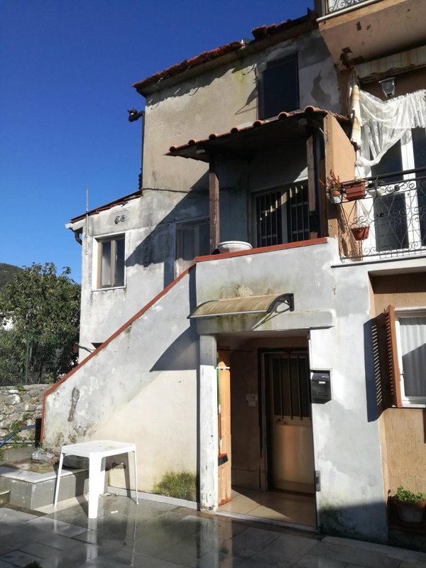 casa semindipendente in vendita a Carrara in zona Marasio