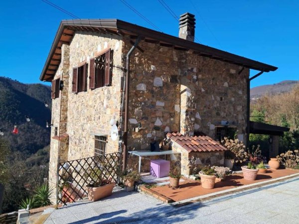 casa indipendente in vendita a Carrara in zona Sorgnano