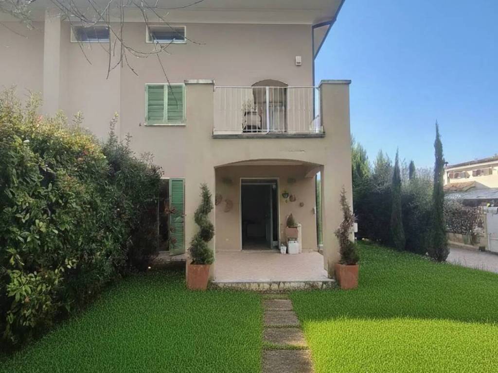 casa indipendente in vendita a Carrara in zona Fossone