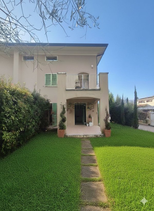 casa indipendente in vendita a Carrara in zona Fossone