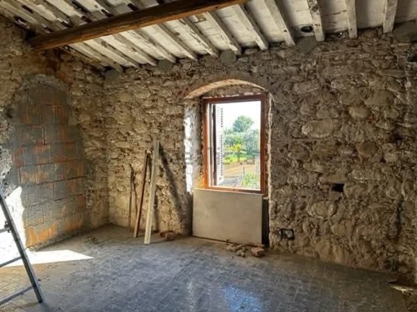 casa indipendente in vendita a Carrara in zona Avenza