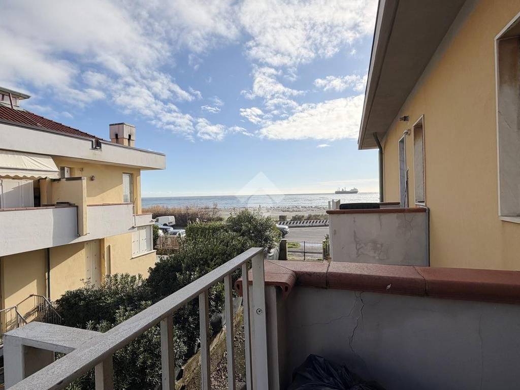 appartamento in vendita a Carrara in zona Marina di Carrara