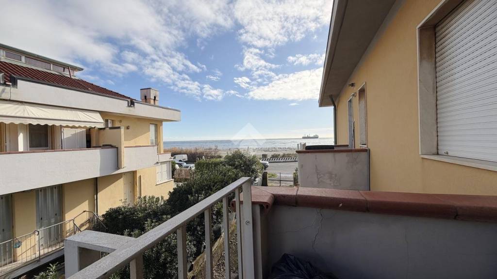 appartamento in vendita a Carrara in zona Marina di Carrara