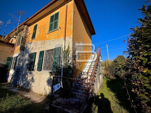 appartamento in vendita a Carrara in zona Battilana