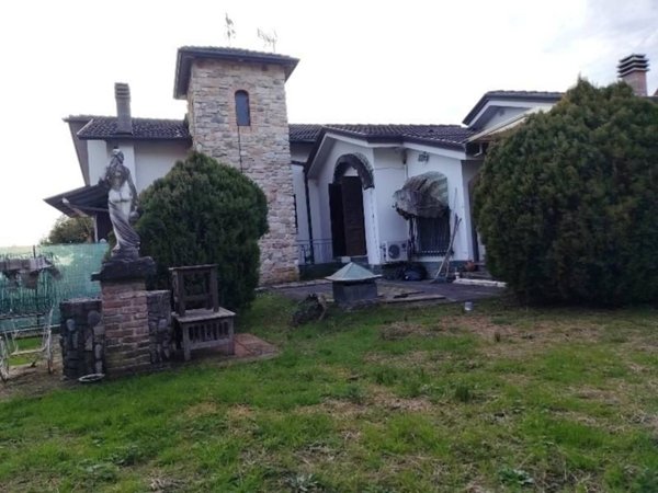 casa indipendente in vendita a Carrara in zona Fossone