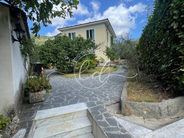 casa indipendente in vendita a Carrara in zona Centro Città