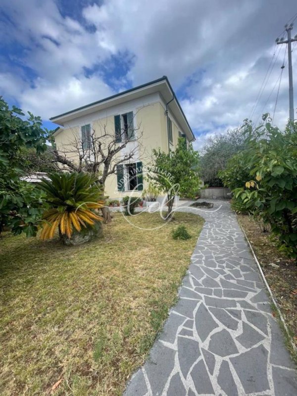 casa indipendente in vendita a Carrara in zona Centro Città