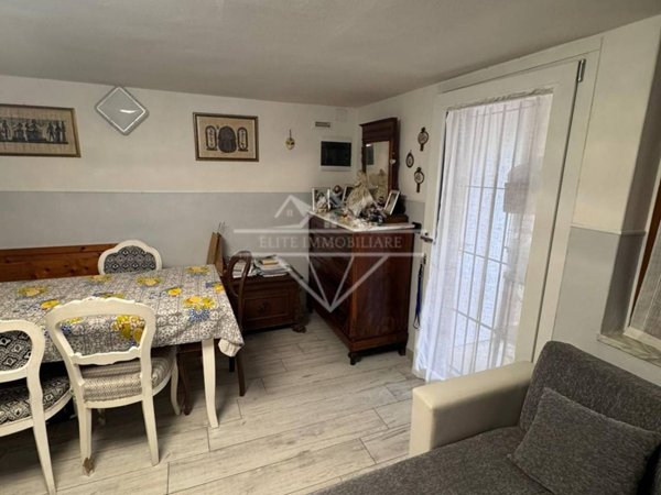 casa indipendente in vendita a Carrara in zona Avenza