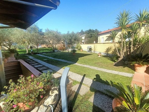 casa indipendente in vendita a Carrara in zona Fossone