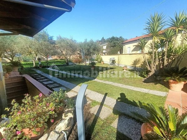 casa indipendente in vendita a Carrara in zona Fossone