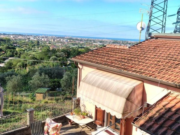 casa indipendente in vendita a Carrara in zona Fossone