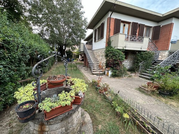 casa indipendente in vendita a Carrara