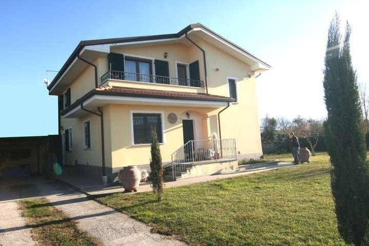 casa indipendente in vendita a Carrara in zona Marina di Carrara