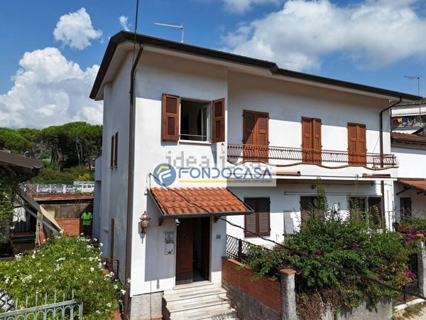 casa indipendente in vendita a Carrara