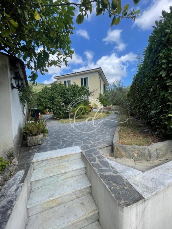 casa indipendente in vendita a Carrara in zona Centro Città