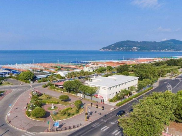 appartamento in vendita a Carrara in zona Avenza