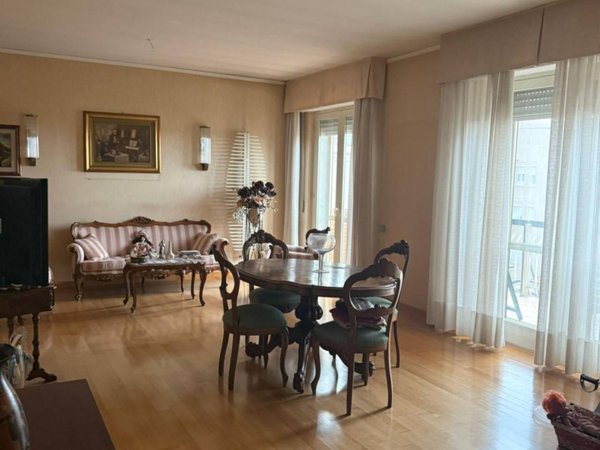 appartamento in vendita a Carrara in zona Marina di Carrara