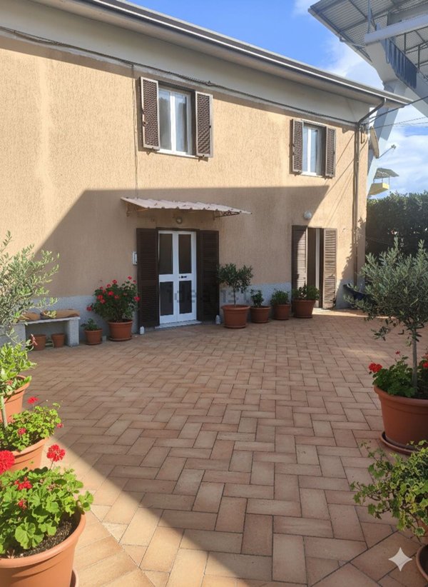 casa indipendente in vendita a Carrara