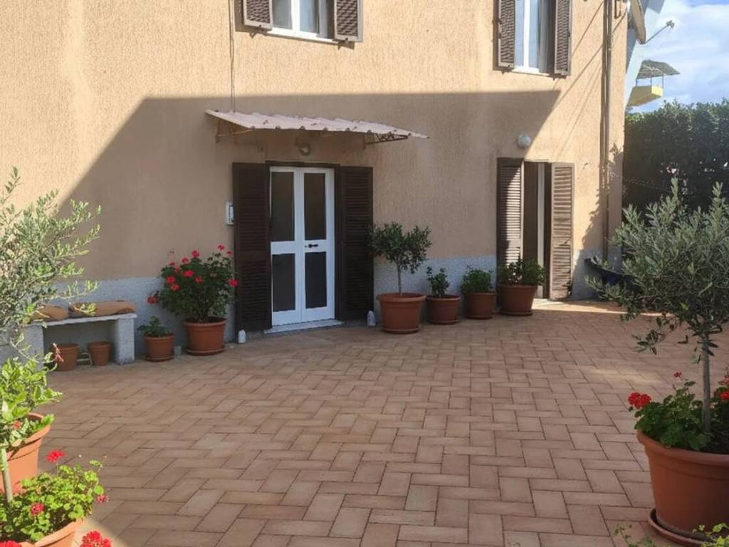 casa indipendente in vendita a Carrara in zona Avenza