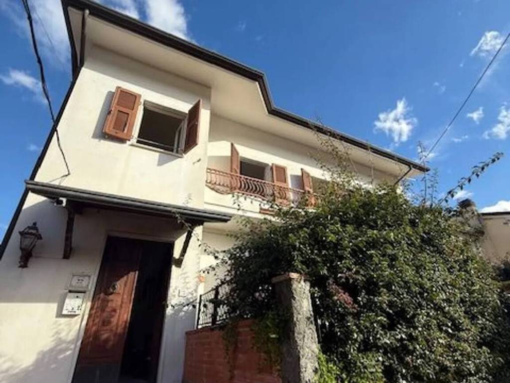 casa indipendente in vendita a Carrara in zona Bonascola
