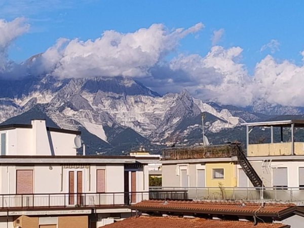 appartamento in vendita a Carrara in zona Marina di Carrara