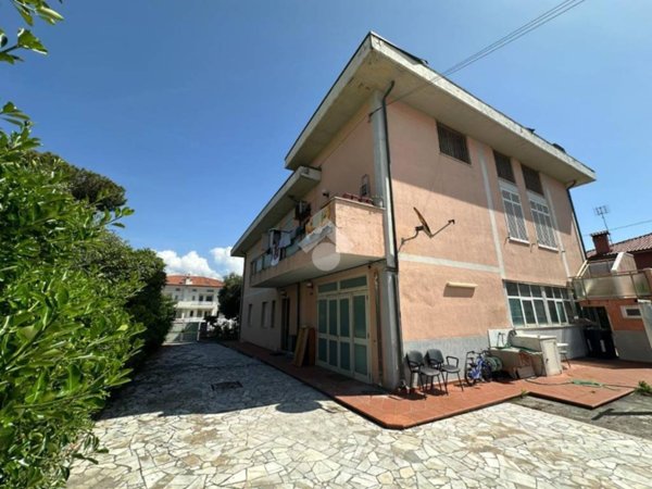 appartamento in vendita a Carrara in zona Marina di Carrara