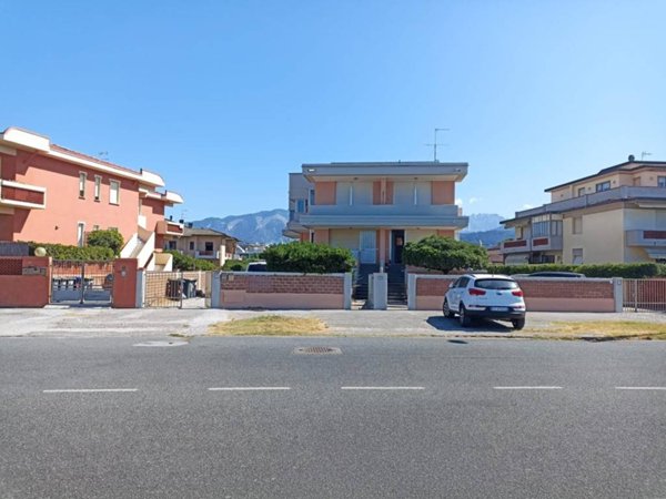 appartamento in vendita a Carrara in zona Marina di Carrara