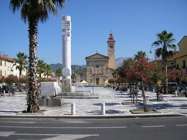 appartamento in vendita a Carrara in zona Marina di Carrara
