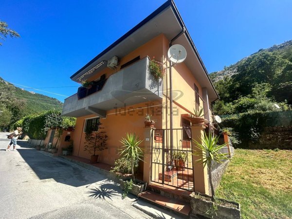casa indipendente in vendita a Carrara in zona Centro Città