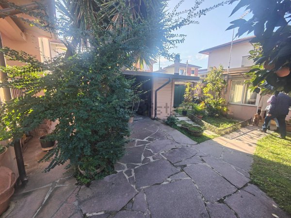 casa indipendente in vendita a Carrara in zona Marina di Carrara
