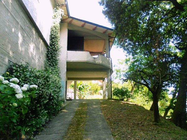 casa indipendente in vendita a Carrara in zona Fossola