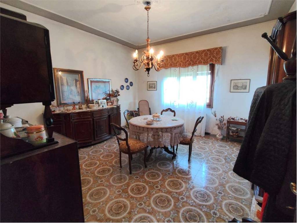 casa indipendente in vendita a Carrara in zona Battilana