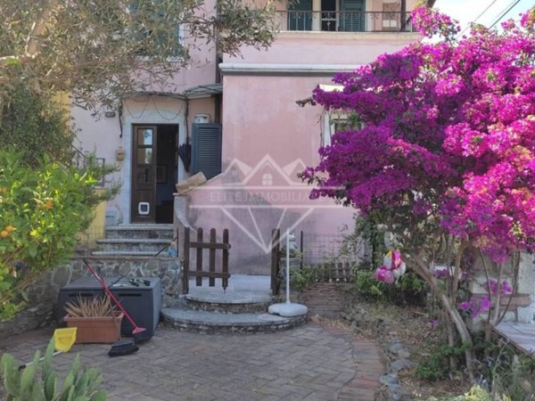 casa semindipendente in vendita a Carrara in zona Fossola