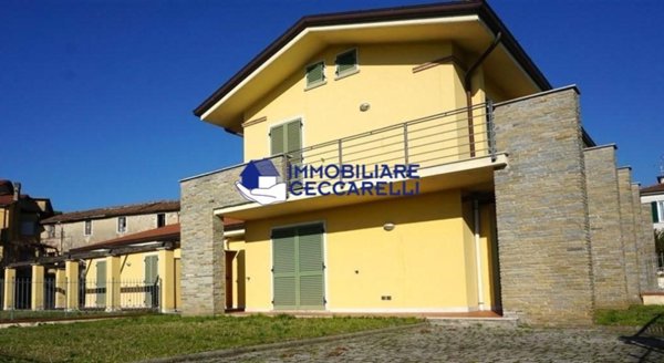 casa indipendente in vendita a Carrara in zona Avenza
