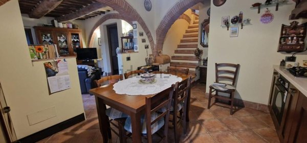 casa indipendente in vendita a Carrara in zona Centro Città