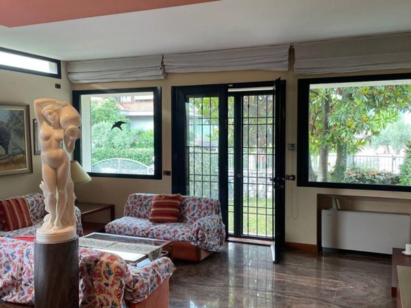 casa indipendente in vendita a Carrara in zona Marina di Carrara