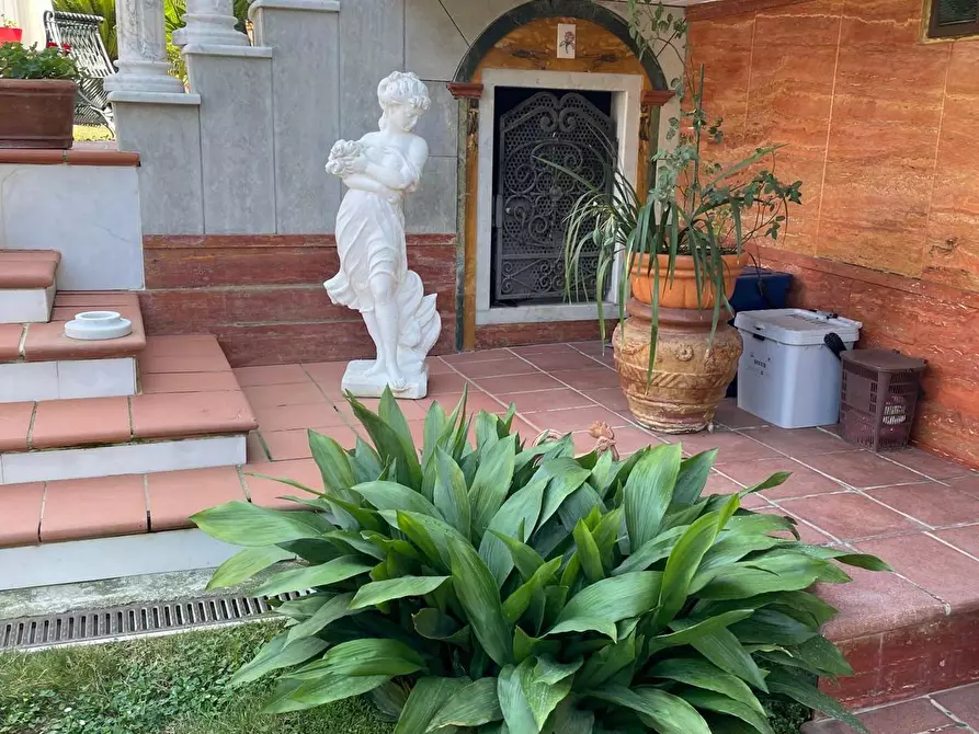 casa indipendente in vendita a Carrara in zona Bonascola