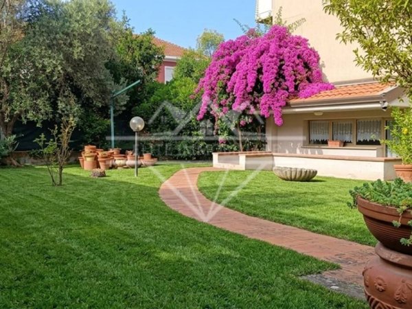 casa indipendente in vendita a Carrara in zona Avenza