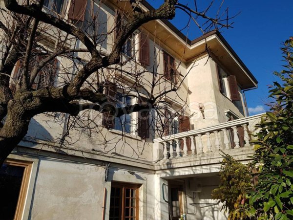 casa indipendente in vendita a Carrara in zona Fossola