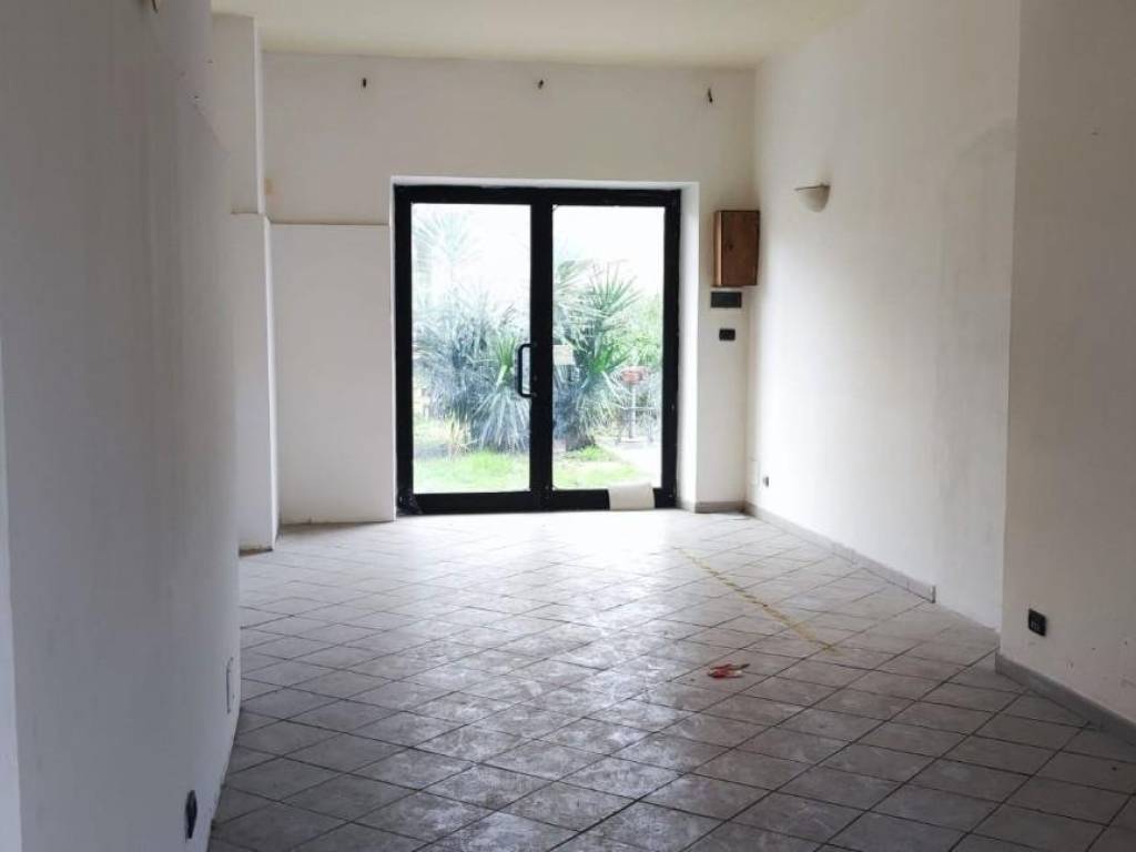 negozio in vendita a Carrara