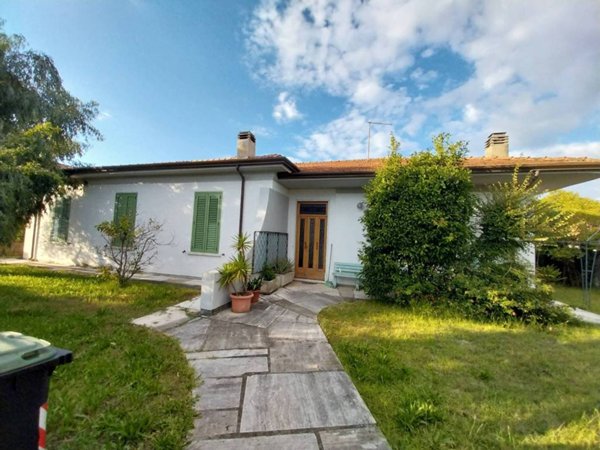 casa indipendente in vendita a Carrara in zona Marina di Carrara