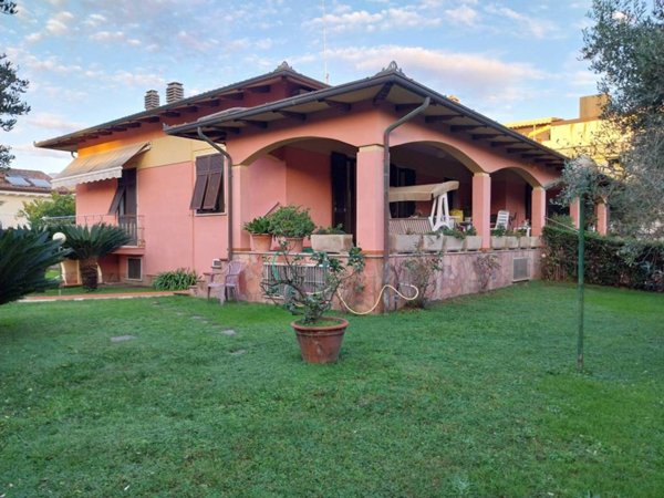 casa indipendente in vendita a Carrara in zona Marina di Carrara