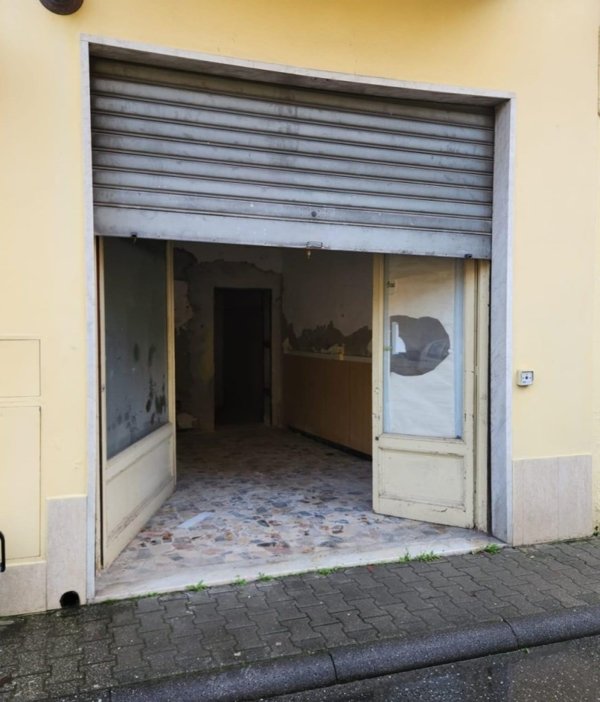 locale commerciale in vendita a Carrara in zona Marina di Carrara