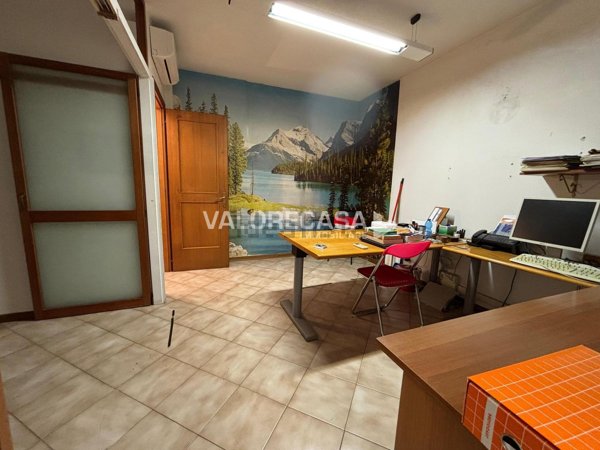 ufficio in vendita a Carrara in zona Fossola