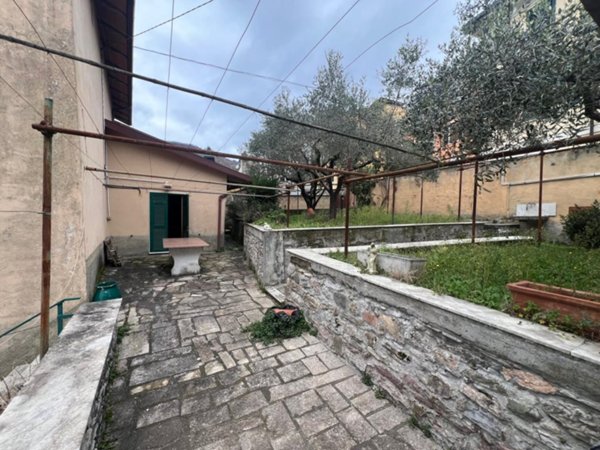 casa indipendente in vendita a Carrara in zona Gragnana